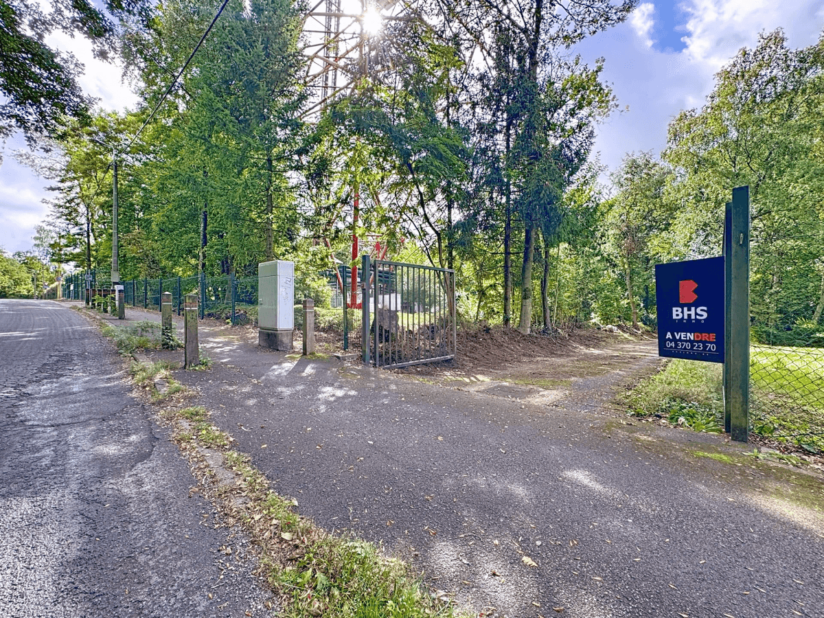 Entrepôt avec terrain polyvalent à deux pas du Country Hall