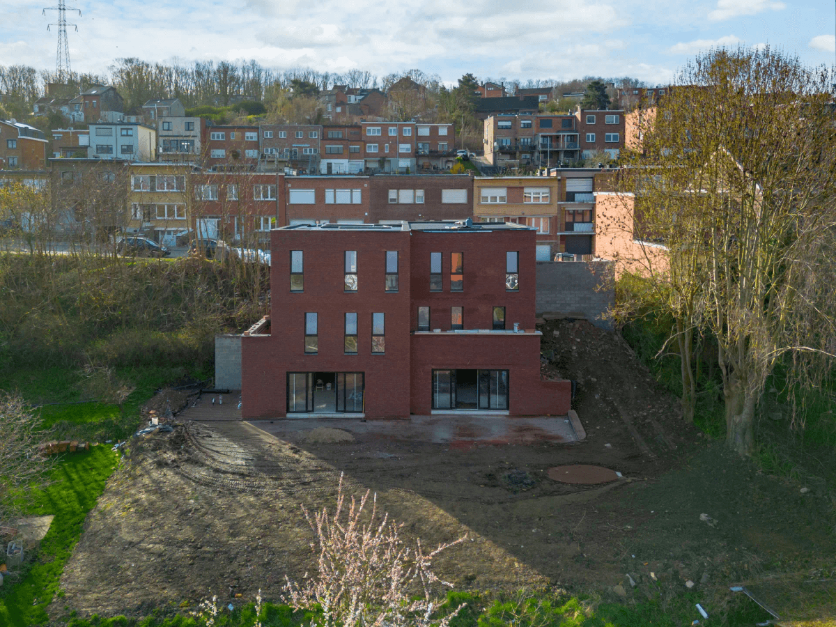 Maison neuve 3 façades avec jardin et parking
