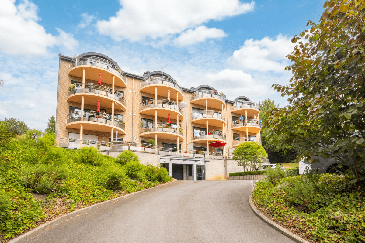 Bel appartement trois chambres avec terrasse et emplacement de parking