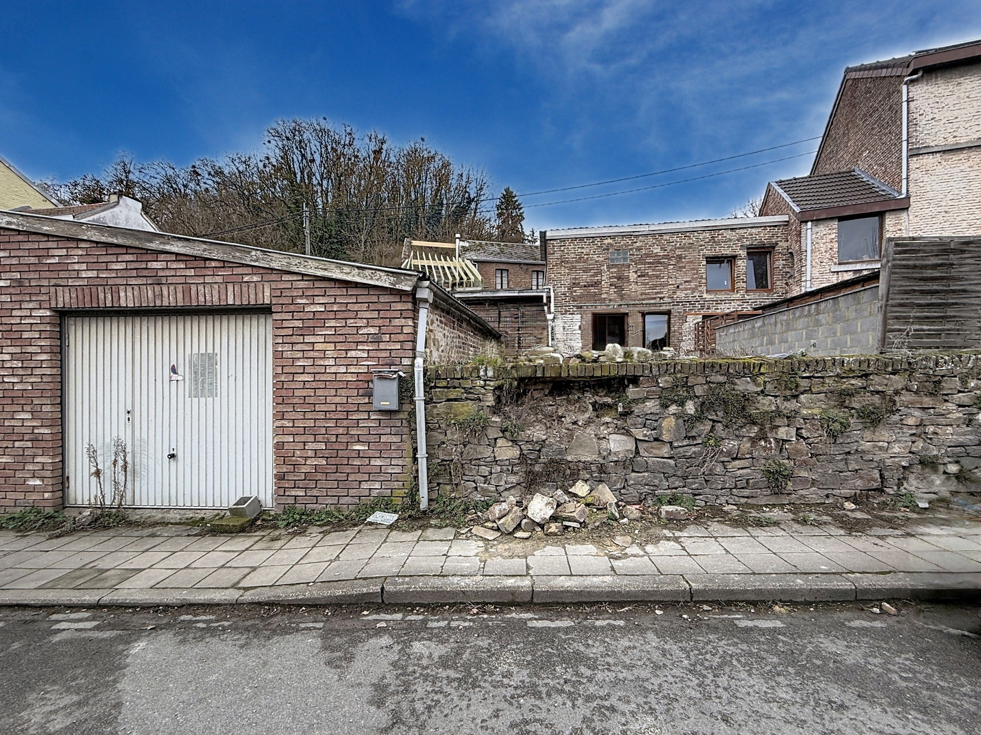 Photo du bien Maison à rénover avec grand garage