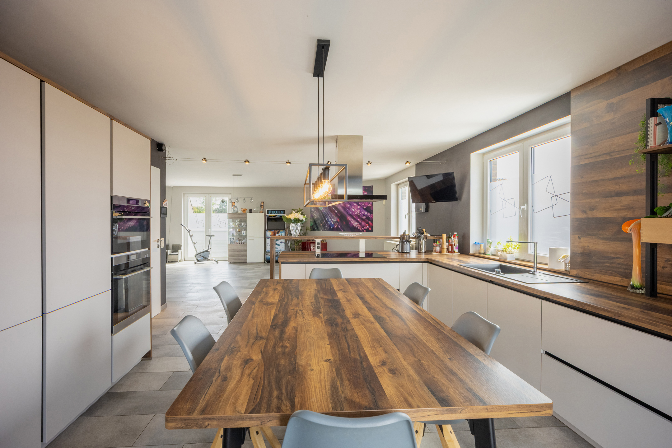 Photo du bien Bien d’exception – Immeuble mixte avec piscine, parking et commerce