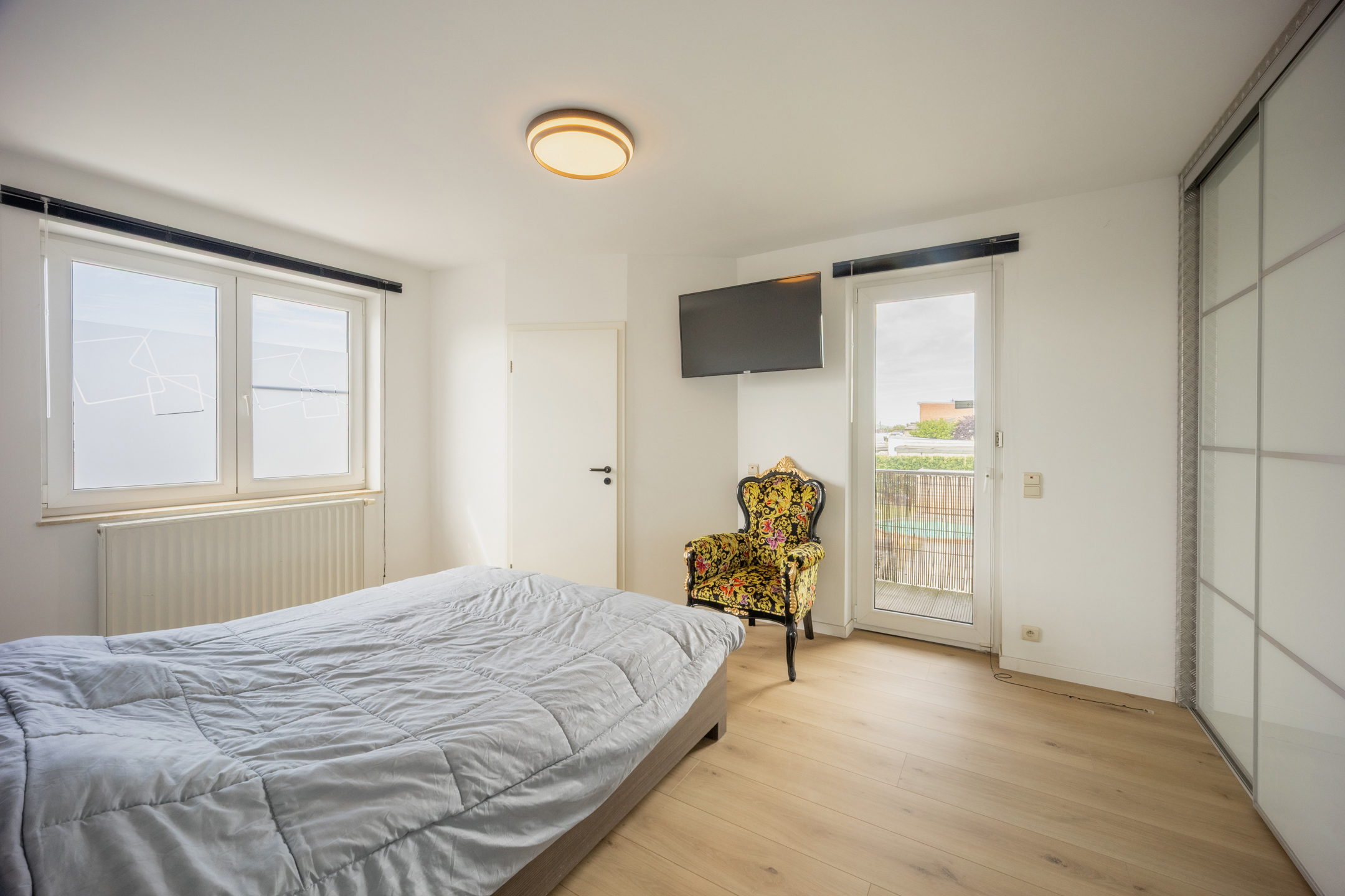 Photo du bien Bien d’exception – Immeuble mixte avec piscine, parking et commerce