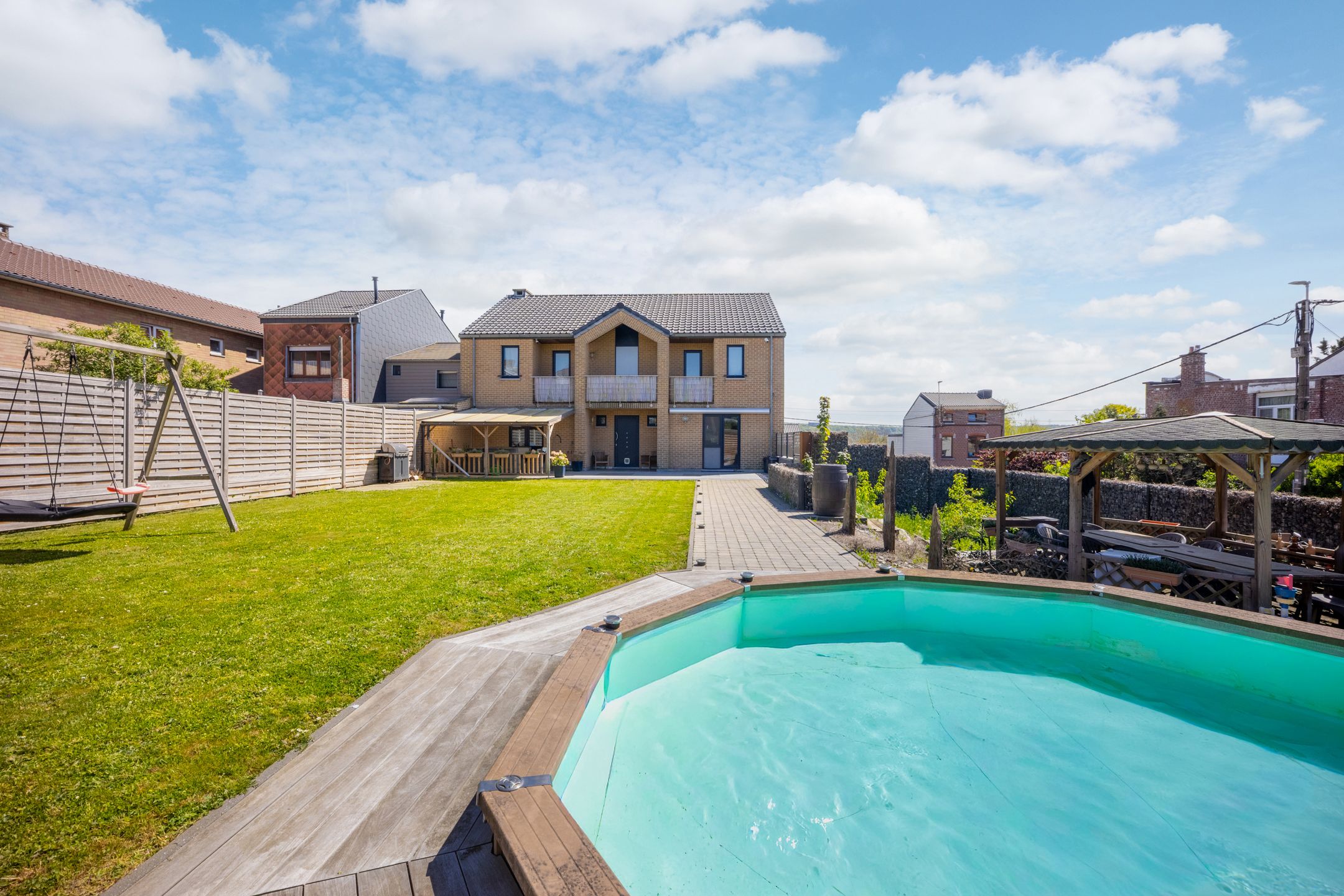 Photo du bien Bien d’exception – Immeuble mixte avec piscine, parking et commerce