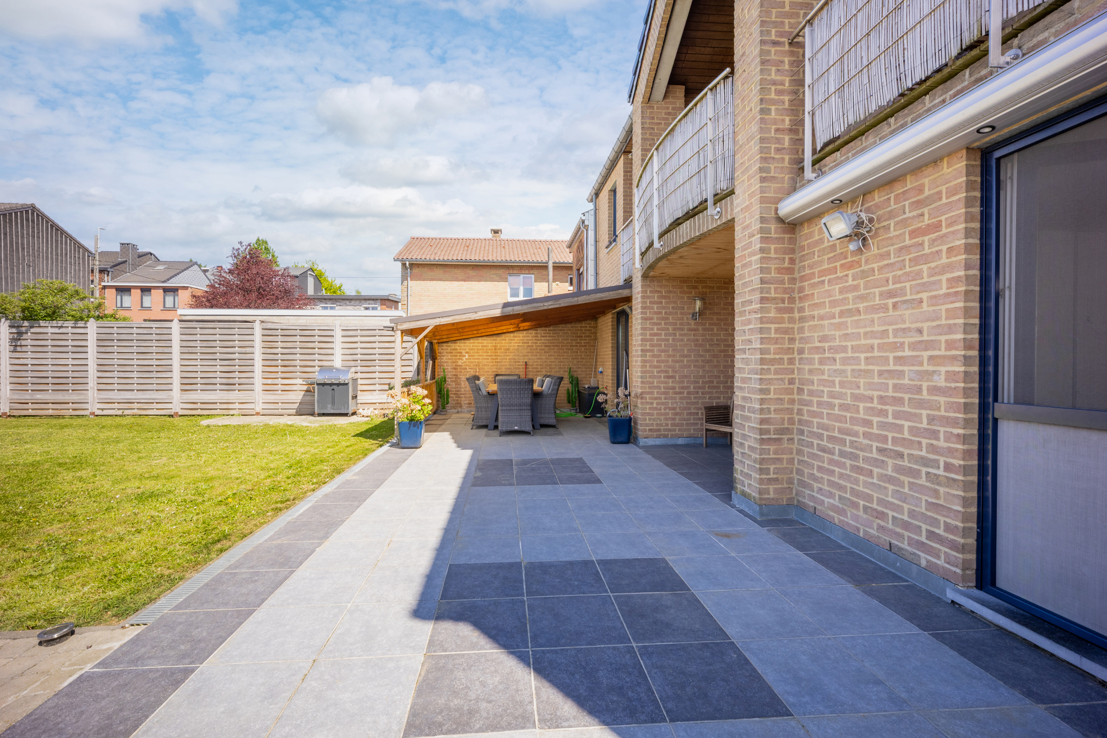 Photo du bien Bien d’exception – Immeuble mixte avec piscine, parking et commerce